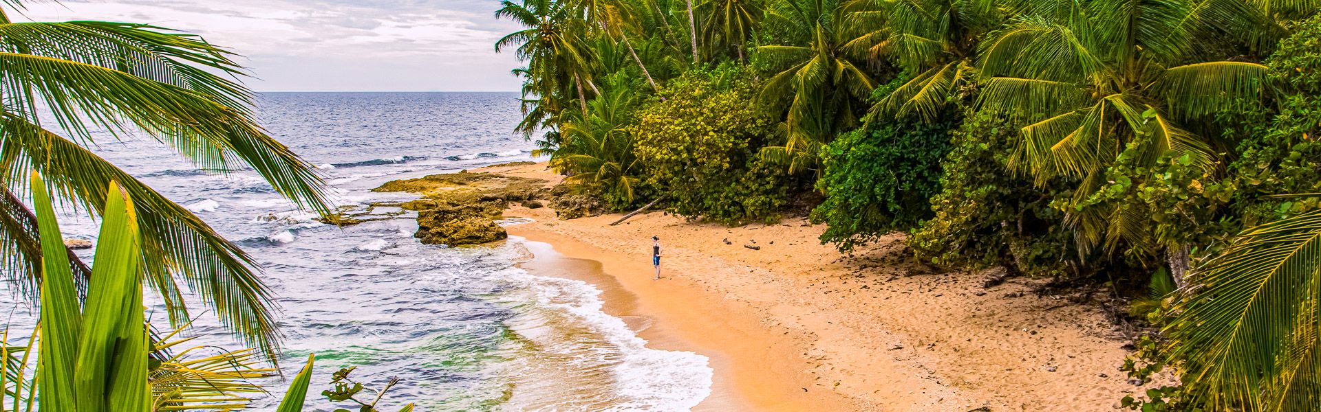 Frau am Strand in der Karibik |  jkopka, iStockphoto.com / Chamleon