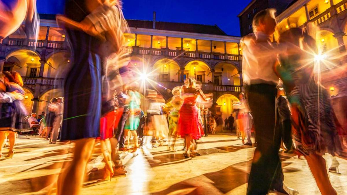 Tango tanzen im Innenhof |  Marc Osborne, iStockphoto.com / Chamleon
