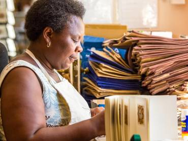 Mitarbeiterin von T-Bag-Design im Atelier |  E.J. Langner, Fairfield Tours / Chamleon