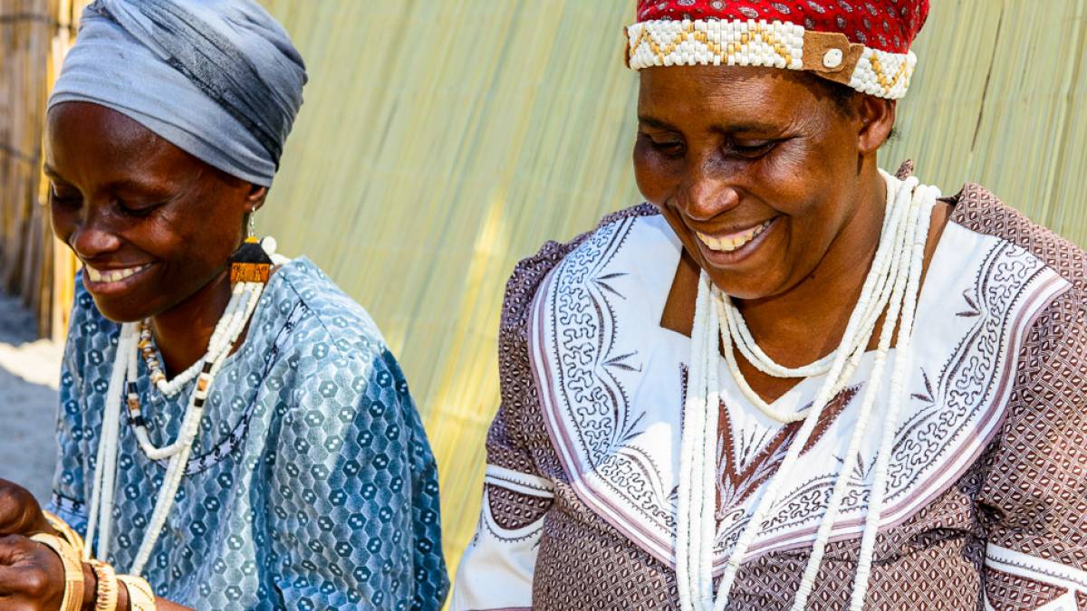 Korblechterinnen in Maun |  Kai-Uwe Kchler, Art & Adventure / Chamleon