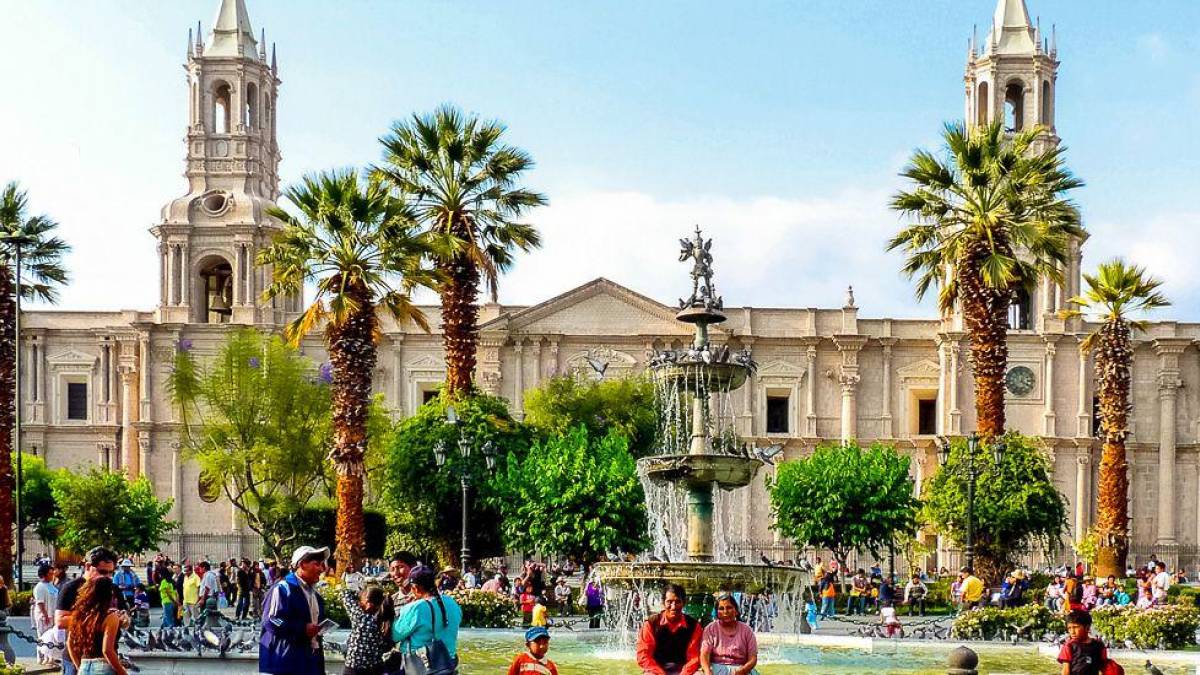 Plaza de Armas in Arequipa |   Simone und Manfred vom Bovert / Chamleon