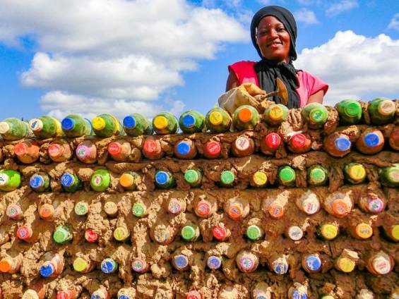 Frau beim Aufbau einer Mauer |  SINA / Chamleon