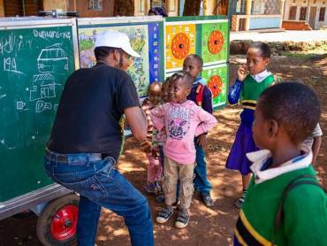 Mobile Schule unterwegs in Karatu |  Stephan Auner / Chamleon