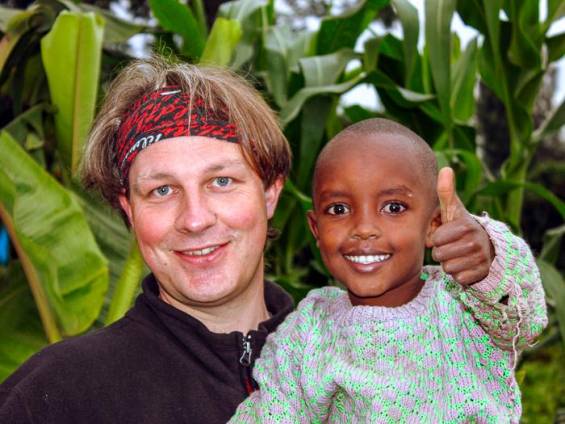 Malaika Grnder Geert mit Kind |  Malaika e.V.