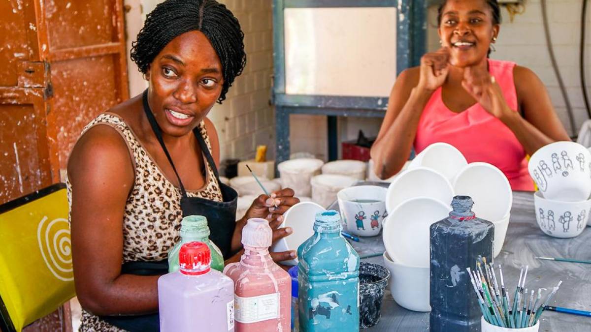 Penduka-Frauen bemalen Blumentpfe |  Patrick Neumann / Chamleon