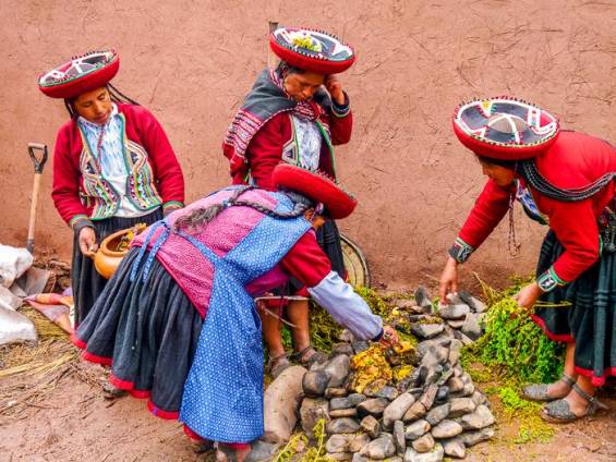 Frauen beim Kochen im Erdofen |  Nina Bker / Chamleon