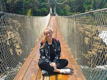 Nina auf einer Hngebrcke sitzend |  Nina Sund / Chamleon