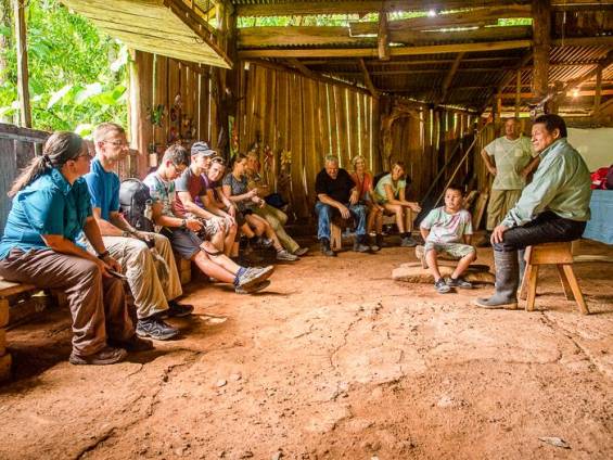 Zum Gesprch beim Dorfvorsteher |  Fritz Fucik, Amadeus Travel Agency / Chamleon