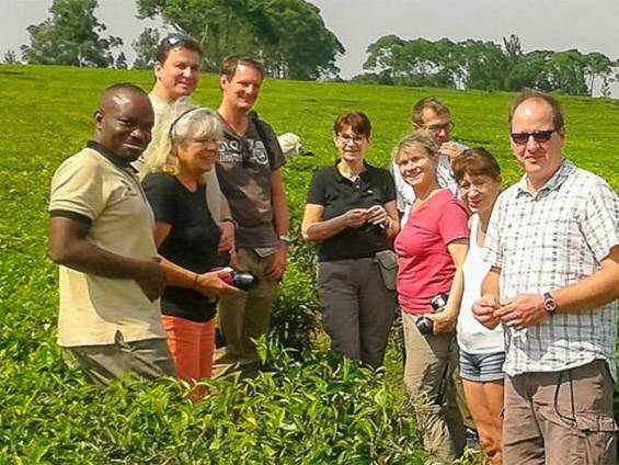 Peter mit Reisegruppe auf Teeplantage |  Chamleon