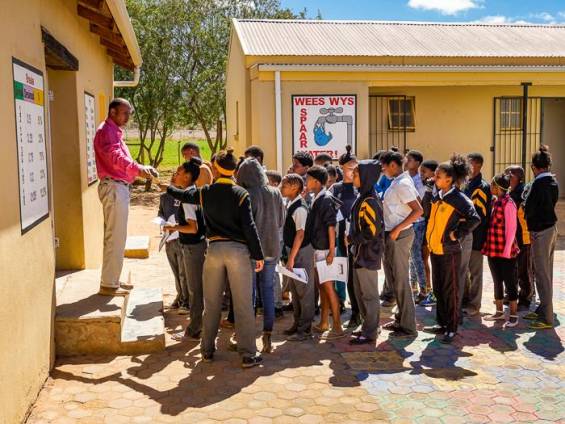 Lehrer verteilt Zeugnisse an seine Schler |  Claudia Exner / Chamleon