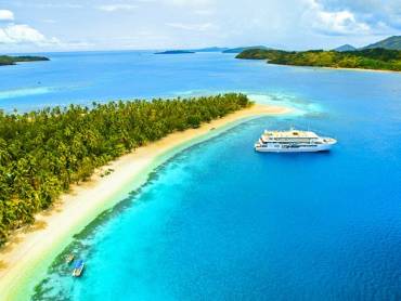 Schiff vor der Kste der Fiji Inseln