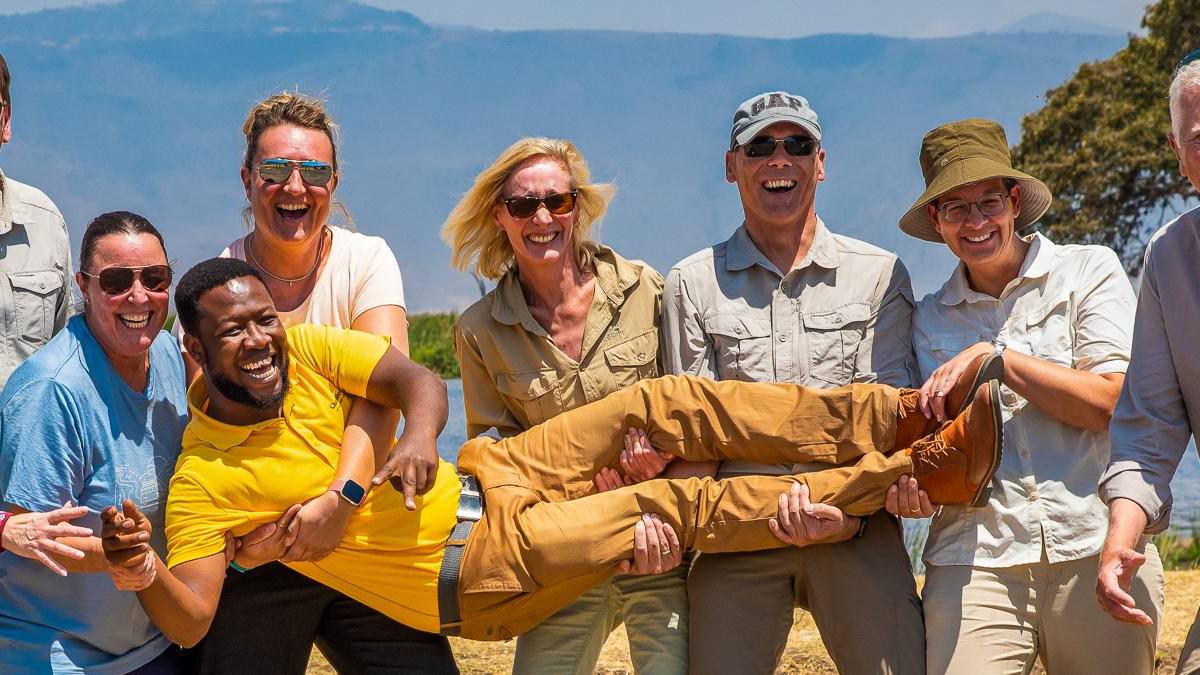 Gruppe mit ihrem Lieblingsreiseleiter |  Sara Maeder / Chamleon