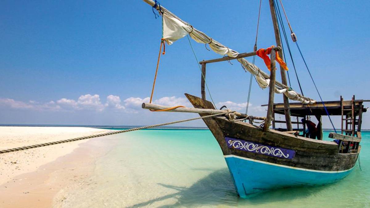 Traditionelles Schiff am Strand |  Terra Agua Ceu / Chamleon