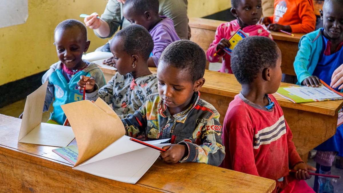 Es raschelt beim Blttern in den Heften |  Therese Block / Chamleon