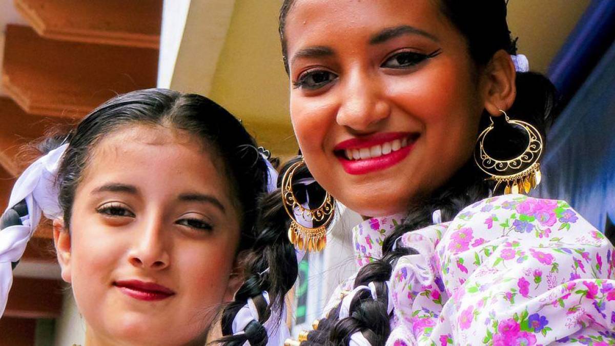 Mdchen in Festtags-Kleidung |  Chamleon