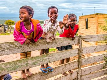 Zaunwache am Eingang zum Kindergarten |  Klaus Hansen / Chamleon