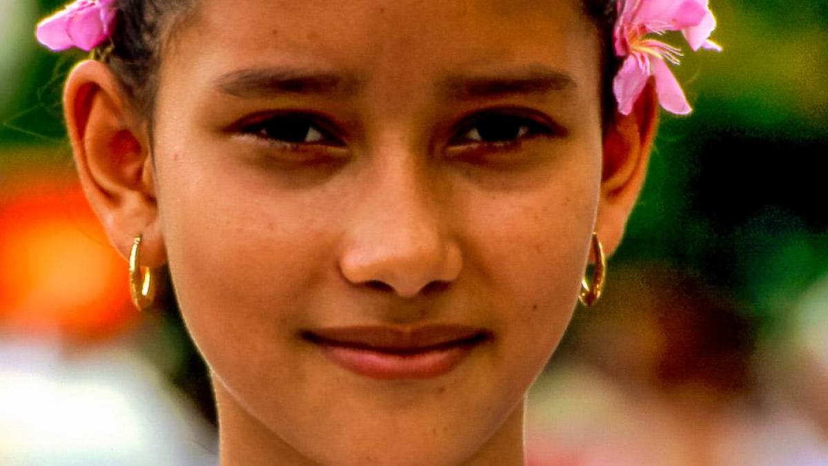 Mdchen mit Blumen im Haar |  Amadeus Travel Agency / Chamleon