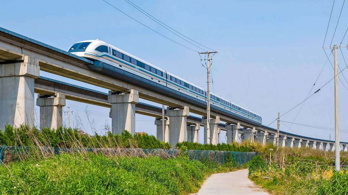 Transrapid bei Shanghai |  mamahoohooba, iStockphoto.com / Chamleon
