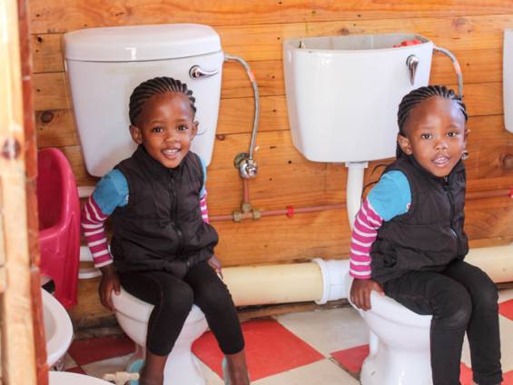 Probesitzen auf der Toilette |  Klaus Hansen / Chamleon