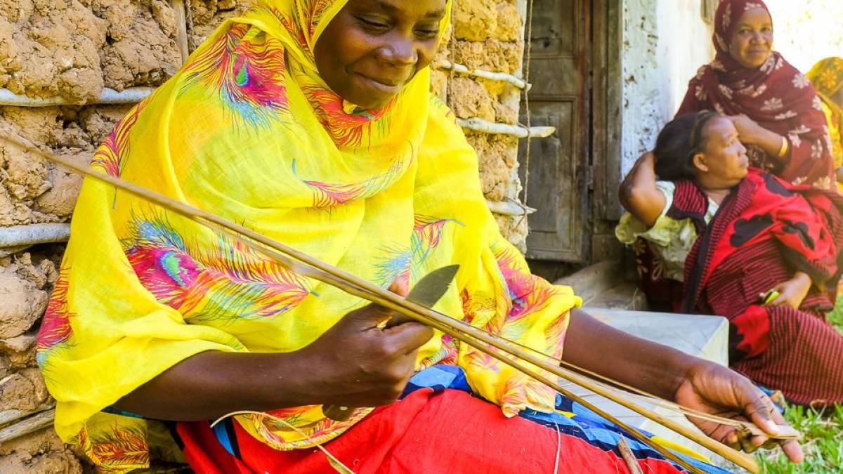 Fasergewinnung fr Flechtarbeiten |  Ingo Lies / Chamleon