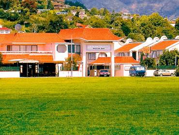 Picton Beachcomber Inn |  Picton Beachcomber Inn / Chamleon