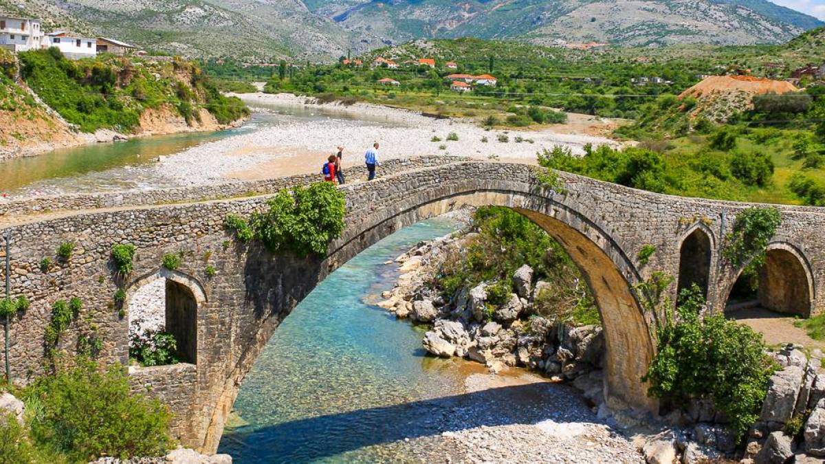 Osmanische Brcke Ura e Mesit bei Shkodra |  MacSun Travel Skopje / Chamleon
