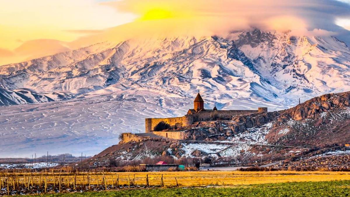 Kloster Virap vor dem Berg Ararat |  YuliaGr, iStockphoto.com / Chamleon