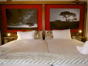 Onjala Lodge Bungalow |  Peter Pack, Pack Safari / Chamleon