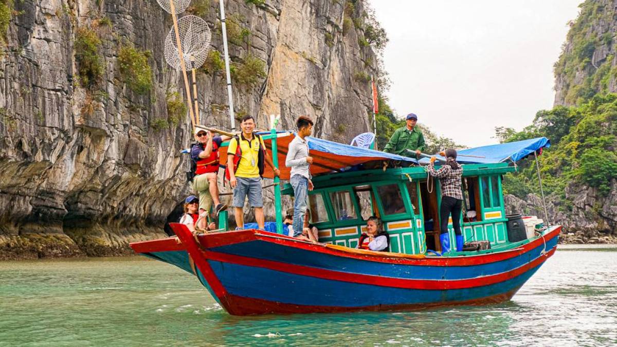 Unterwegs in der Halong Bucht |  Flora Klebb / Chamleon