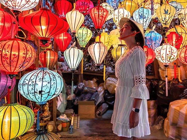 Frau betrachtet Laternen in Hoi An |  Yumi mini, iStockphoto.com / Chamleon