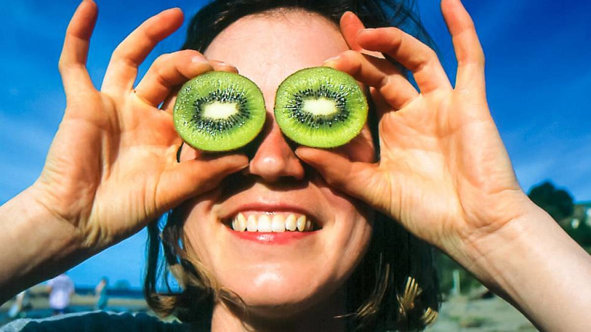 Lachende Frau mit Kiwibrille |  Chamleon