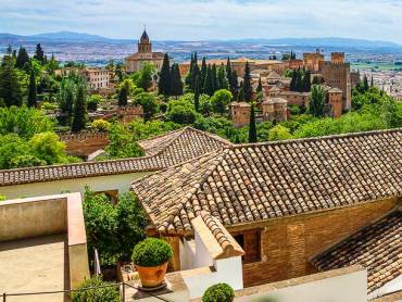 Blick auf die Burganlage der Alhambra