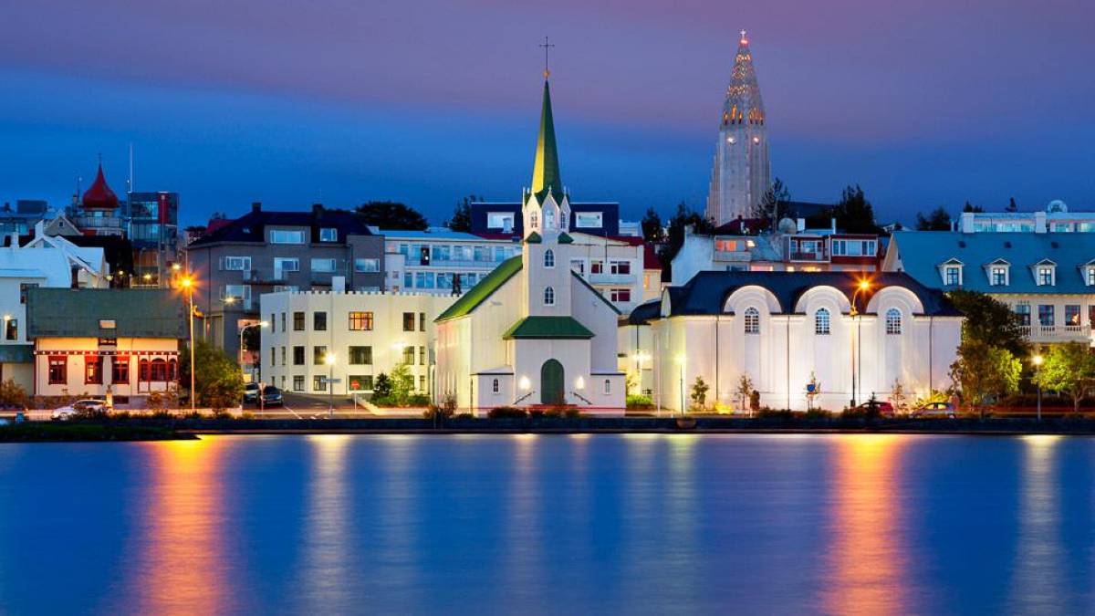 Abend in Reykjavik |  Rudy Balasko, iStockphoto.com / Chamleon