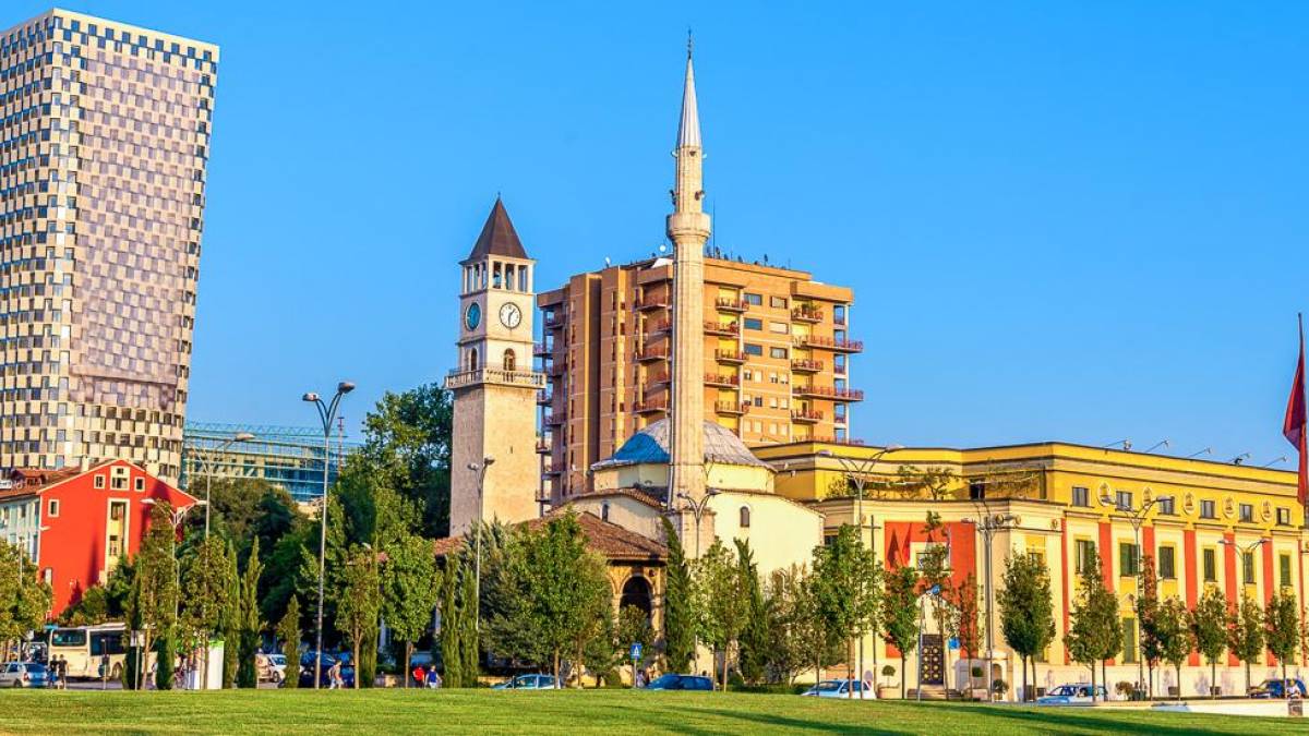 Skanderbeg-Platz in Tirana mit Oper, Moschee und Nationalbibliothek |  MacSun Travel Skopje / Chamleon