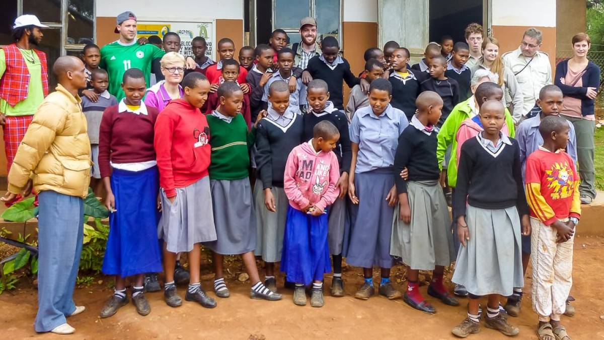 Gruppenbild mit Mwema Kids |  Jan Henning Nass / Chamleon