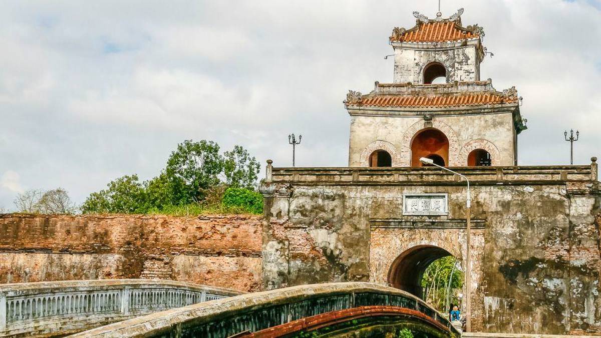 Eingangstor der alten Kaiserstadt in Hu |  Christian Hergenrther / Chamleon