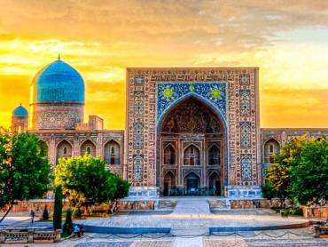 Der Registan-Platz bei Sonnenuntergang in Samarkand