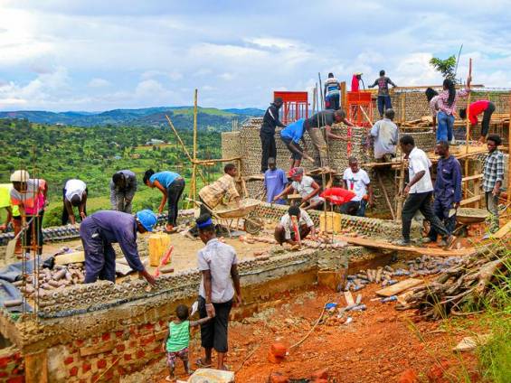 Dorfgemeinschaft Mpigi beim Hausbau |  SINA / Chamleon
