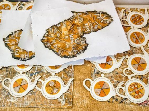 Bemalte Collagen aus Teebeuteln |  Claudia Exner / Chamleon