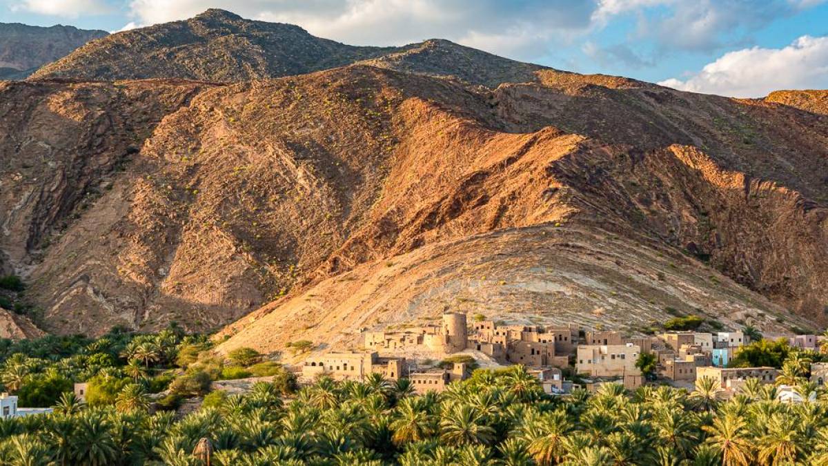 Ruinen von Birkat al Mawz mit Dattelpalmen im Vordergrund |  Dr. Jrgen Bochynek, iStockphoto.com / Chamleon