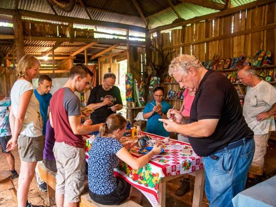 Besucher malen mit den Maleku |  Fritz Fucik, Amadeus Travel Agency / Chamleon