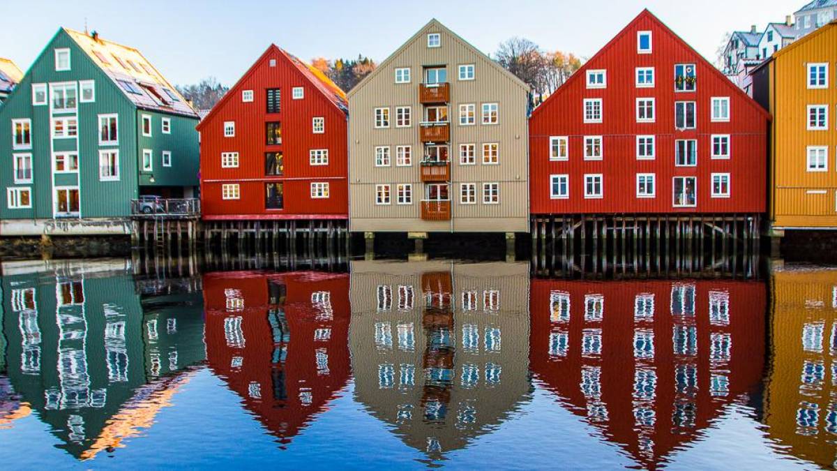 Huserzeile an der Nidelva in Trondheim |  Simon Williams, Unsplash / Chamleon