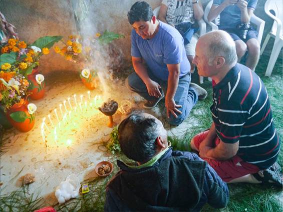 Gste beim beten |  Nina Bker, Chamleon Reisen