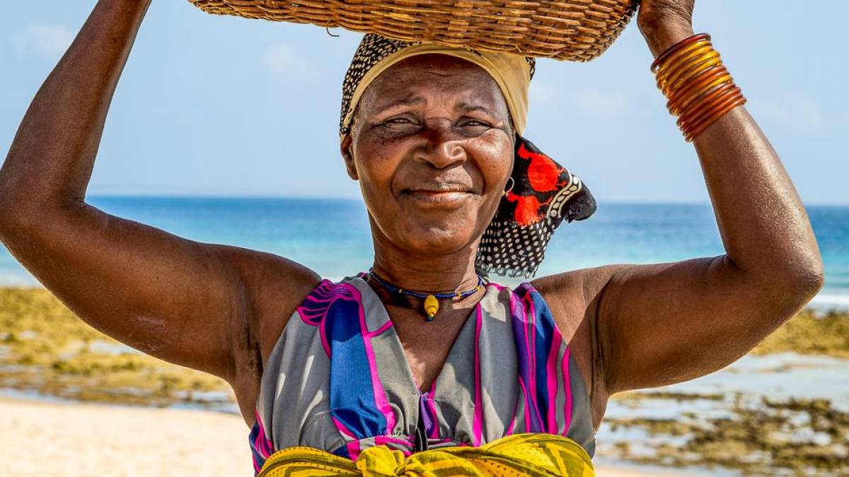 Lady am Strand |  Gui Costa, Terra Agua Ceu / Chamleon