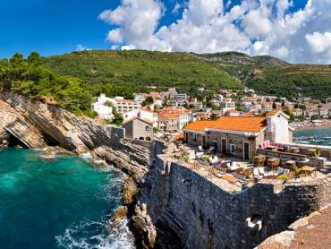 Blick auf die Steilkste von der Festung Castello in Petrovac