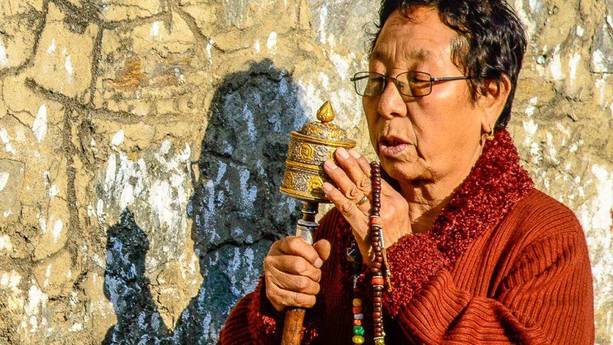 Betende Frau in Thimpu |  Kai-Uwe Kuechler / Chamleon