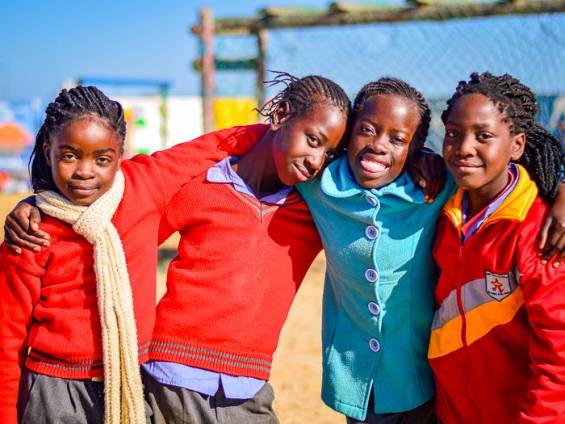 Freundinnen |  Tangeni Shilongo Namibia / Chamleon