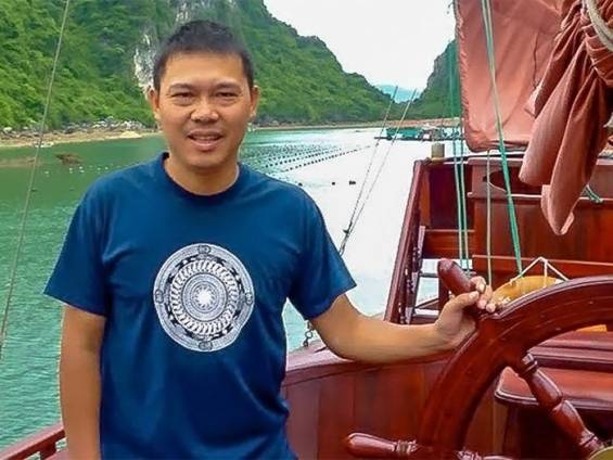 Lao auf der Dschunke in der Halong Bucht |  Chamleon