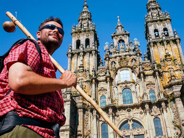 Pilger vor der Kathedrale in Santiago de Compostela |  Roland Marske, Jules Verne Berlin / Chamleon