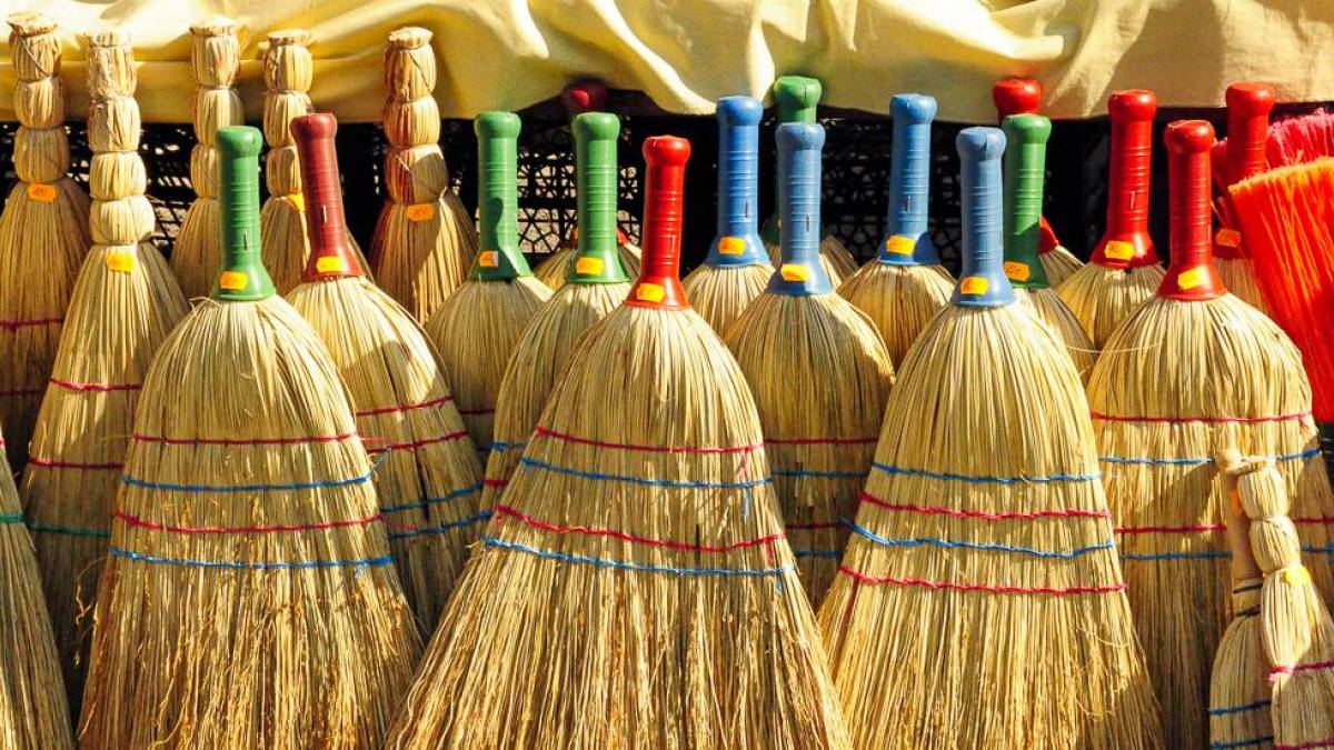 Besenangebot auf dem Markt |  Yolanda Coervers, Pixabay / Chamleon